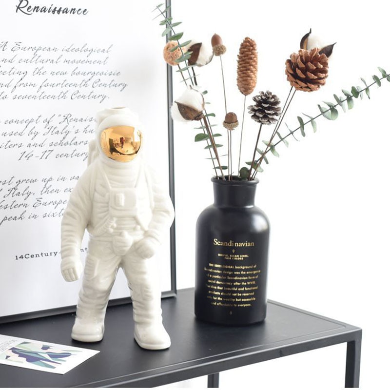 Stojący ceramiczny astronauta